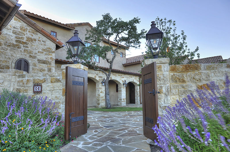 DiLusso_Courtyard_Entrance_800x530